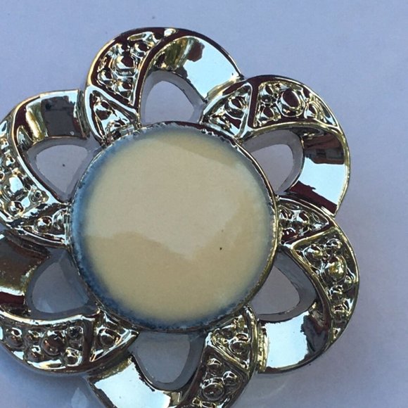 Lot of Vintage Flower Ribbon Silver White Center Hard Plastic Buttons 8 Pcs - Picture 4 of 7